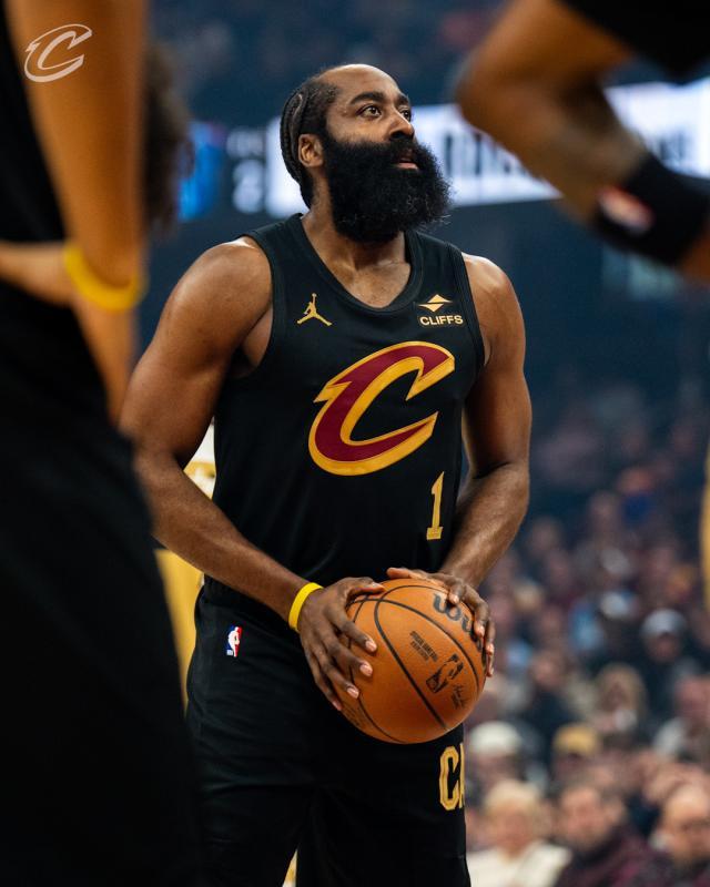 哈登骑士主场首秀只进1球 疯狂喂饼助队友创新高